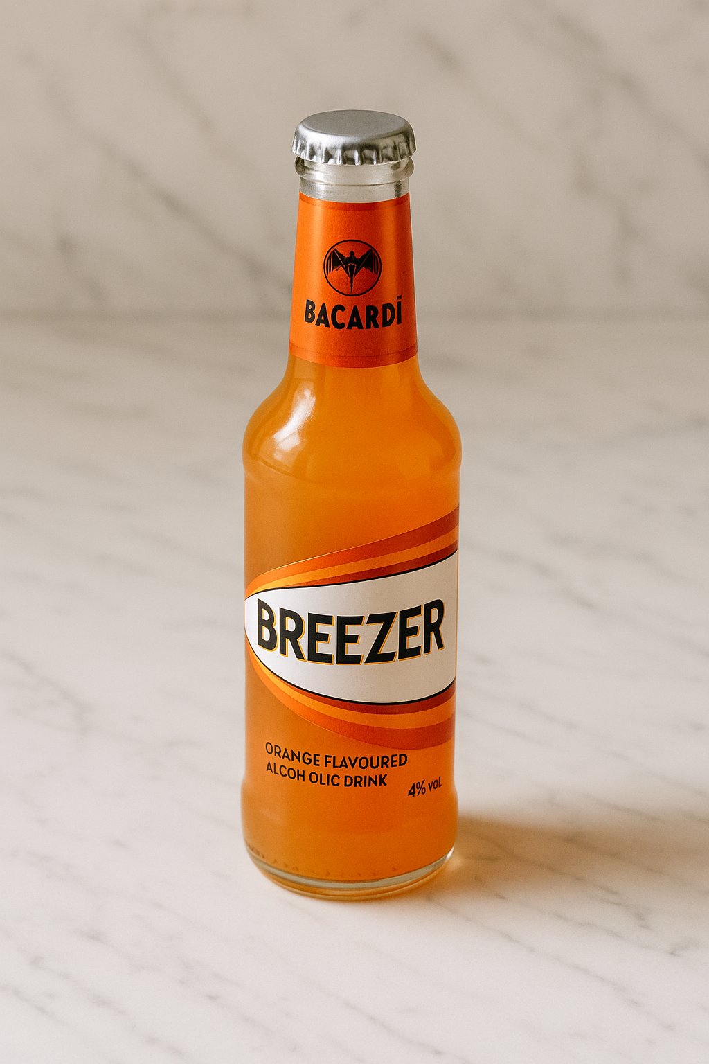 Flasche Bacardi Breezer, fruchtiges alkoholhaltiges Mischgetränk