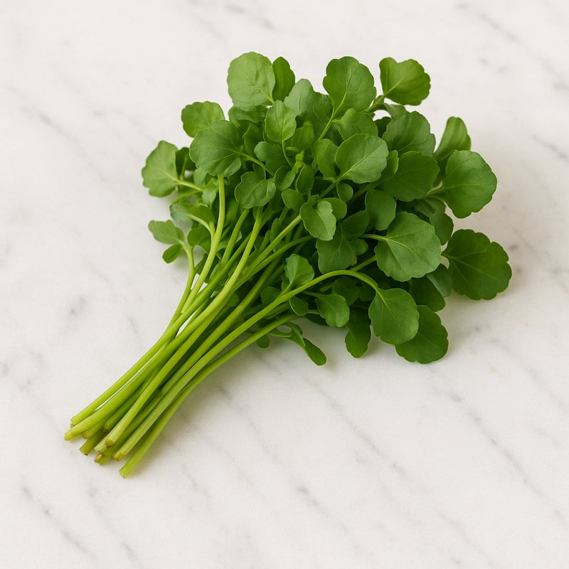 Frische grüne Brunnenkresse-Blätter auf einem Holzbrett