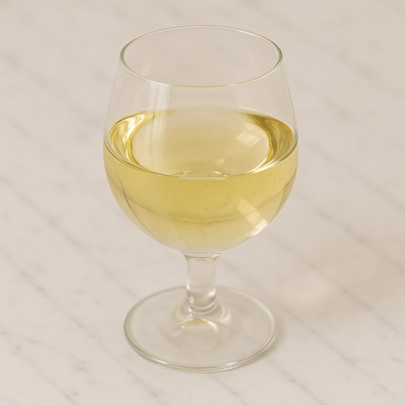 Eine Flasche Weißwein mit einem Glas