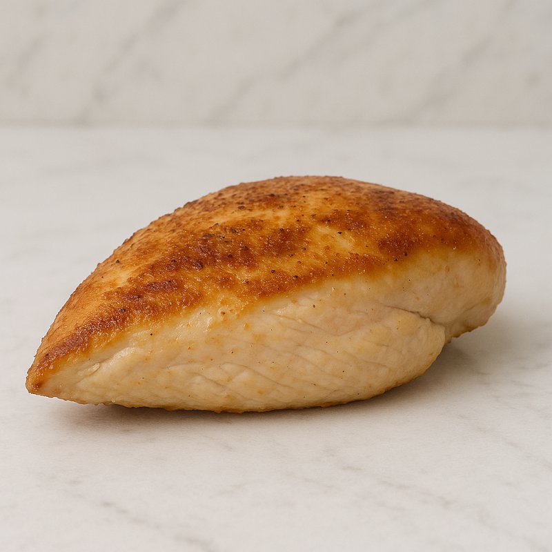 Rohe Hähnchenbrustfilets auf einem Schneidebrett