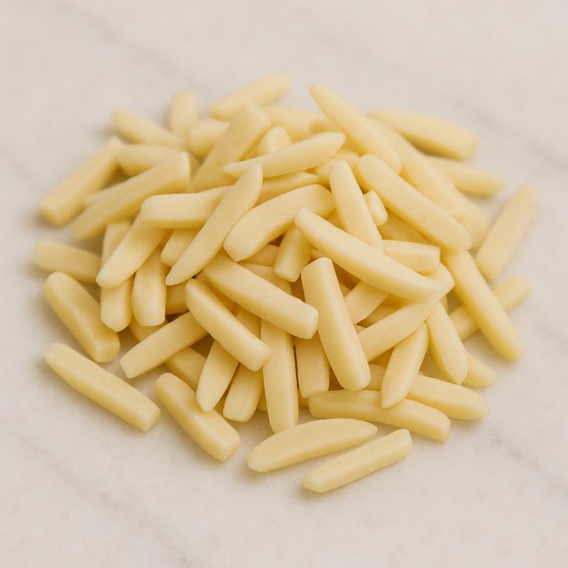 In Stifte geschnittene Mandeln auf einer Holzoberfläche