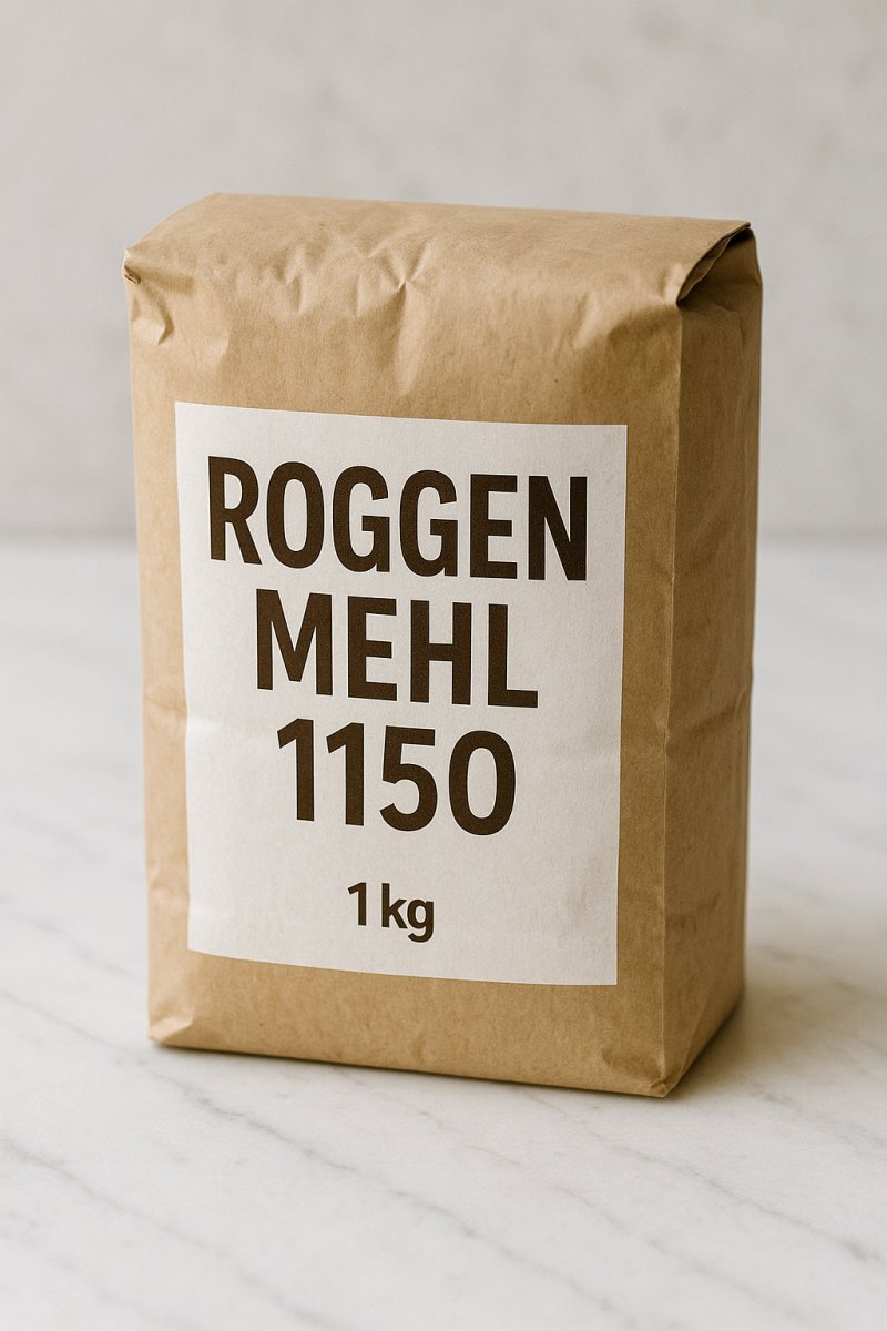 Roggenmehl 1150 in einer Schüssel mit etwas Mehl auf der Arbeitsfläche