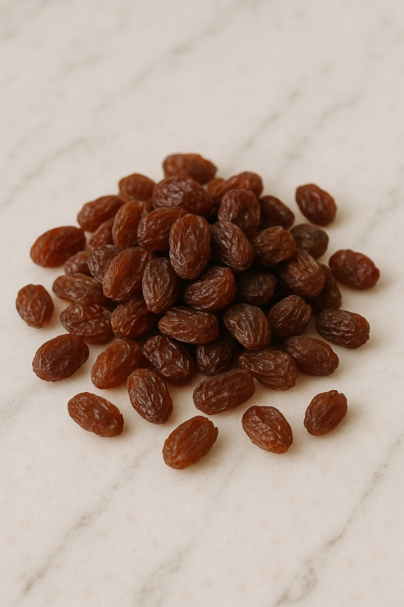 Eine kleine Schale mit goldbraunen Sultaninen